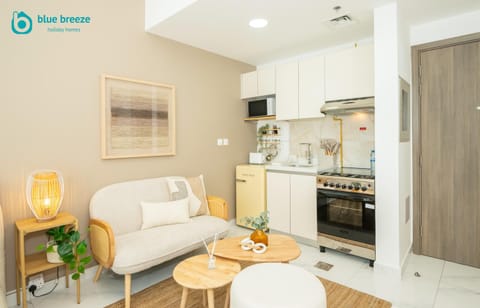 Coffee/tea facilities, Kitchen or kitchenette, Living room, Seating area, Food, oven, stove, toaster