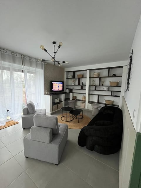 Communal lounge/ TV room, TV and multimedia, Living room, Seating area