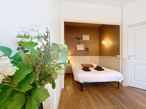 Bed, Bedroom, towels