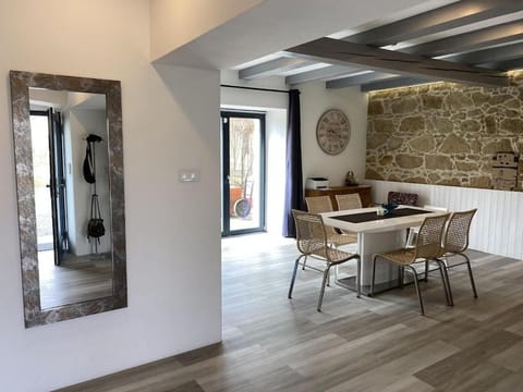 Seating area, Dining area