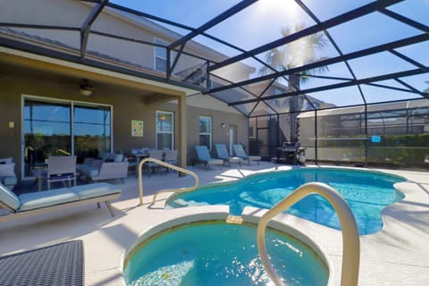 Patio, Hot Tub, Hot Tub, Balcony/Terrace, Pool view, Swimming pool, Swimming pool, sunbed