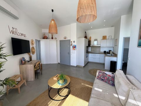 Communal lounge/ TV room, Kitchen or kitchenette, Living room, Seating area, stove, kitchen