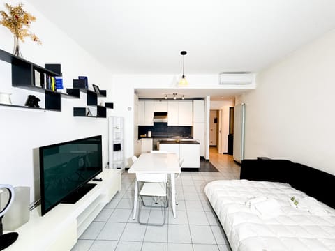 Communal lounge/ TV room, Bed, TV and multimedia, Living room, Photo of the whole room, Seating area, Evening entertainment, Bedroom, air conditioner