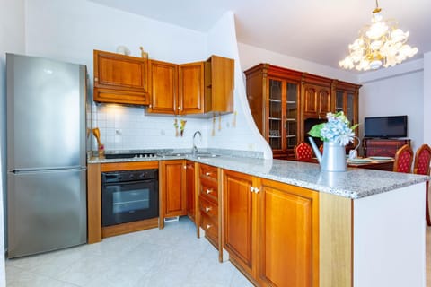 TV and multimedia, Dining area, oven, stove