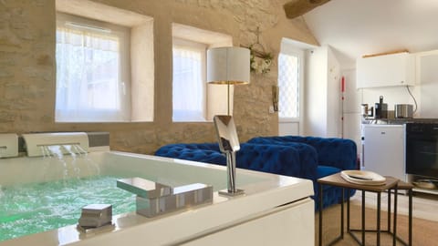 Hot Tub, Dining area
