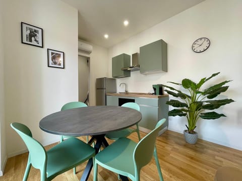 Kitchen or kitchenette, Living room, Seating area, Dining area, minibar, stove