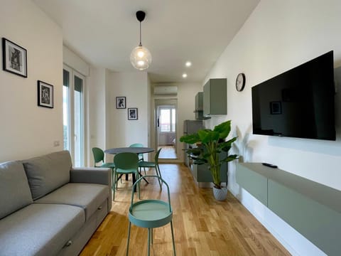 Communal lounge/ TV room, TV and multimedia, Seating area, Dining area