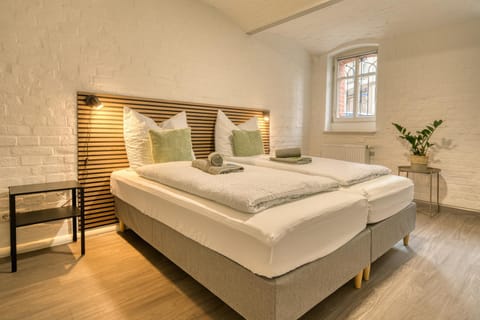 Bed, TV and multimedia, Bedroom