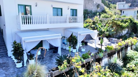 Property building, Garden, Balcony/Terrace