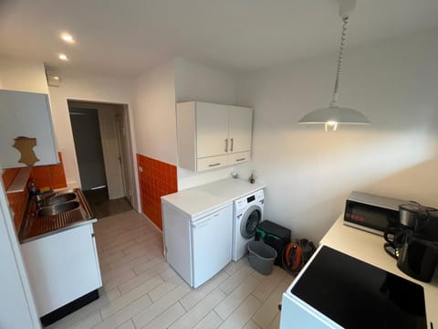 Kitchen or kitchenette, stove, washing machine