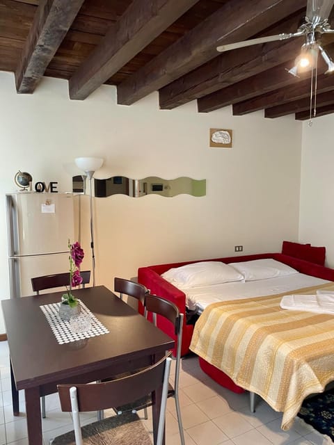 Bed, Photo of the whole room, Dining area