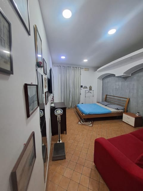 Bed, TV and multimedia, Photo of the whole room, Decorative detail, Bedroom