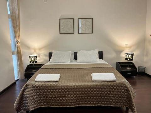 Bed, Bedroom, towels