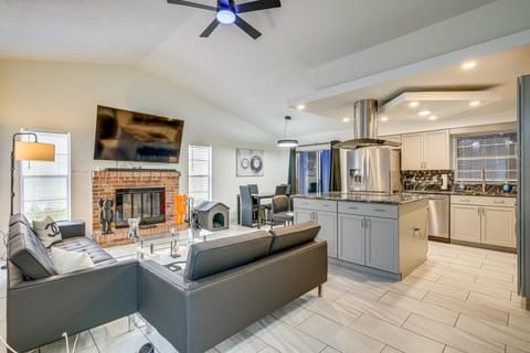 2 Mi to Golfing Chic and Cozy Retreat in Lakeland! House in Lakeland