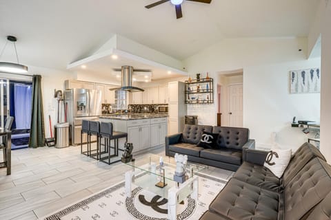 2 Mi to Golfing Chic and Cozy Retreat in Lakeland! House in Lakeland