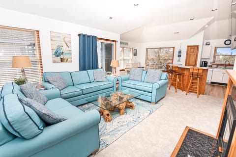 Oceanside, Close to Beach, Hot Tub- OS5H, Long Beach Day House in Corolla