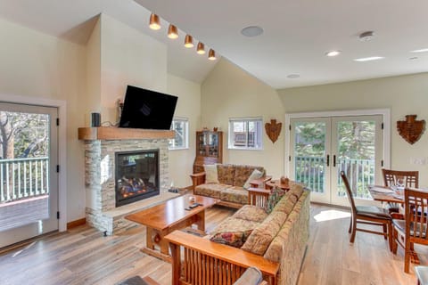 Game Room and Deck Pet-Friendly Lake Arrowhead Home House in Lake Arrowhead