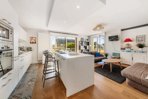 TV and multimedia, Kitchen or kitchenette, Living room, Seating area, Dining area, dishwasher, oven