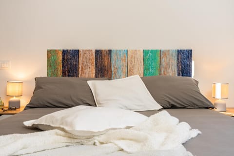 Bed, Photo of the whole room, Decorative detail, Bedroom