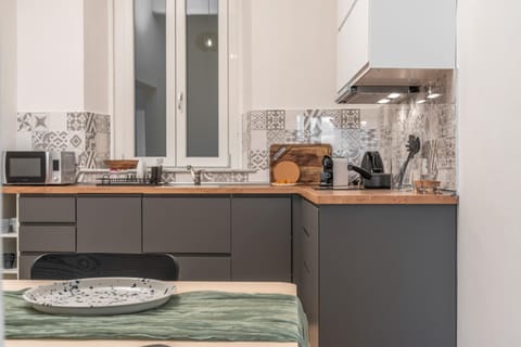 Coffee/tea facilities, Kitchen or kitchenette, dishwasher, microwave, stove