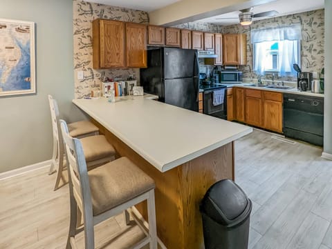 Heron Landing - In town, coastal cottage! House in Chincoteague Island