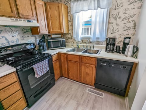 Heron Landing - In town, coastal cottage! House in Chincoteague Island