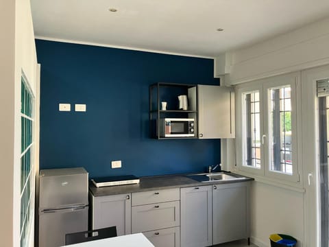 Kitchen or kitchenette, Dining area, Breakfast, stove