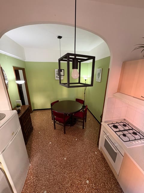 Kitchen or kitchenette, Seating area, Dining area, oven, stove