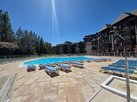 Swimming pool, sunbed