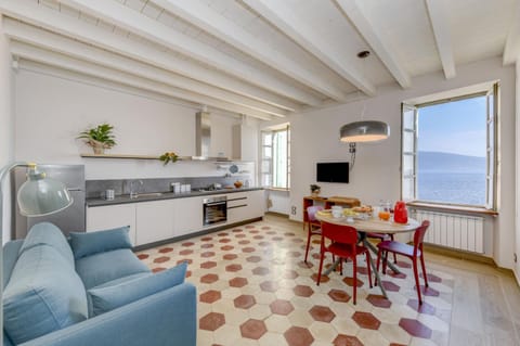 TV and multimedia, Kitchen or kitchenette, Living room, Dining area, Lake view, dishwasher, oven