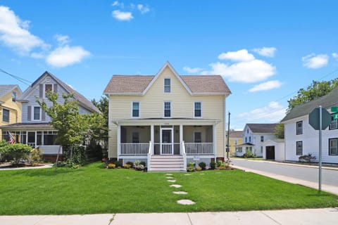 Hill House - Pet friendly, In town with water views! House in Chincoteague Island