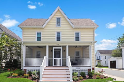 Hill House - Pet friendly, In town with water views! House in Chincoteague Island