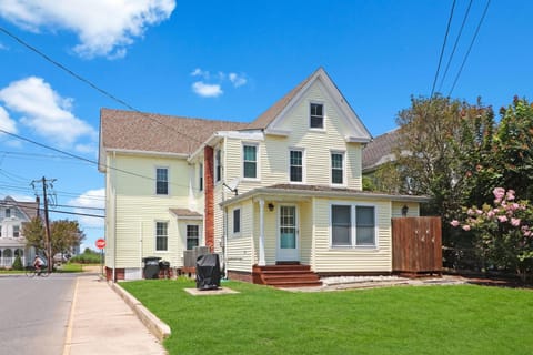 Hill House - Pet friendly, In town with water views! House in Chincoteague Island