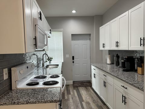 Cityscape 2BR Near Downtown Apartment in Ohio