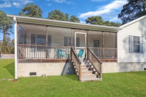 Horseshoe Hideaway - Cozy home with screened porches! House in Chincoteague Island