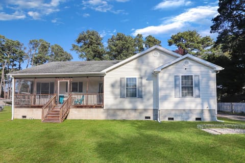 Horseshoe Hideaway - Cozy home with screened porches! House in Chincoteague Island