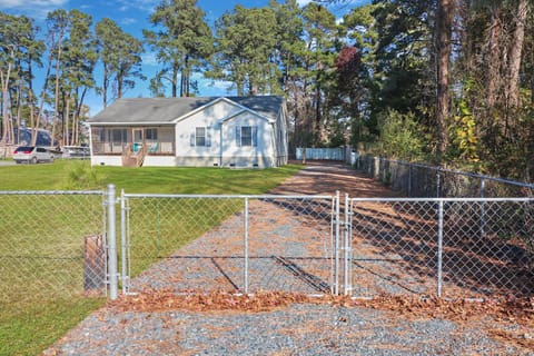 Horseshoe Hideaway - Cozy home with screened porches! House in Chincoteague Island