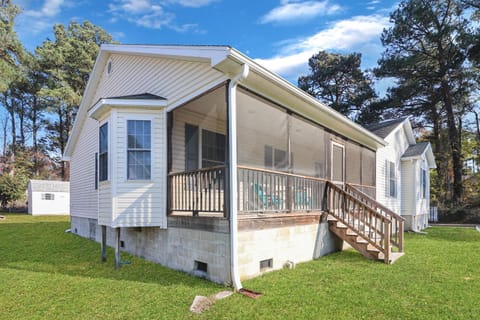 Horseshoe Hideaway - Cozy home with screened porches! House in Chincoteague Island
