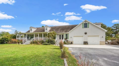 Island Estate - Pet friendly, private pool & dock! House in Chincoteague Island
