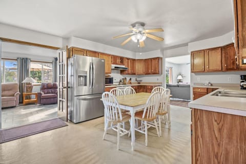 Island Estate - Pet friendly, private pool & dock! House in Chincoteague Island