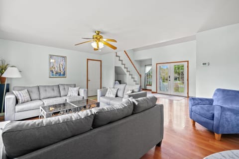 Island Estate - Pet friendly, private pool & dock! House in Chincoteague Island