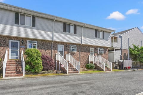 Joint Venture - Pet friendly & water views! House in Chincoteague Island