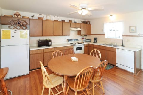 Joint Venture - Pet friendly & water views! House in Chincoteague Island