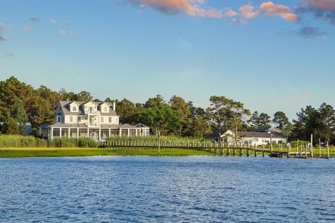 June's Retreat - Waterfront; Boat dock! House in Chincoteague Island