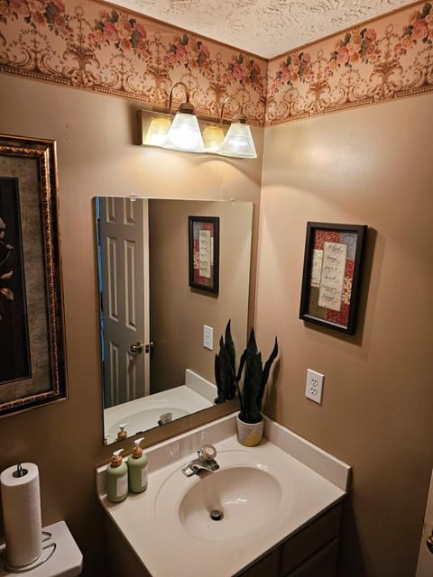 Friends & Family Suburban Retreat House in Redan