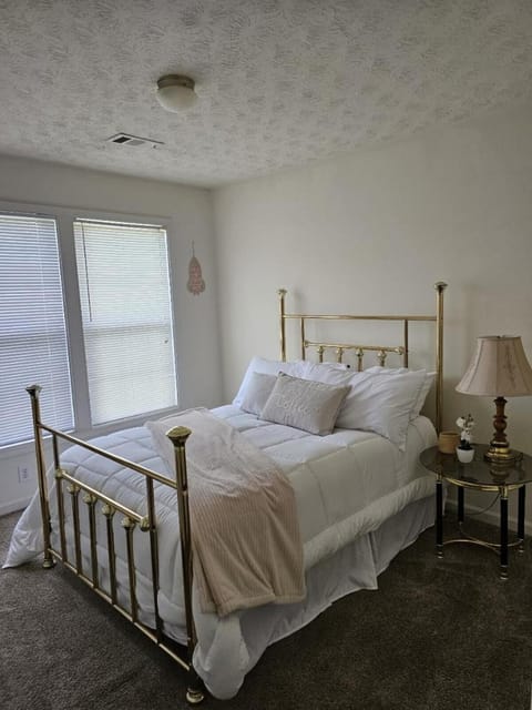 Friends & Family Suburban Retreat House in Redan