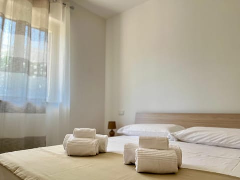 Bed, towels