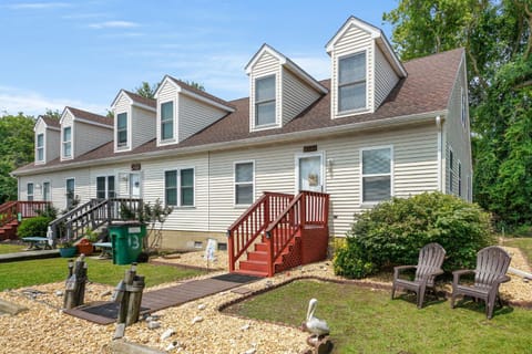 Lighthouse View - Water views & shared pool! House in Chincoteague Island