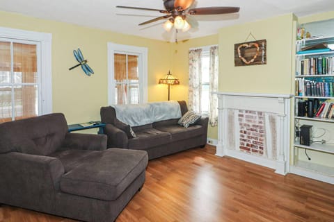 Lottie's Lookout - In town; Pet friendly; Fire pit! House in Chincoteague Island