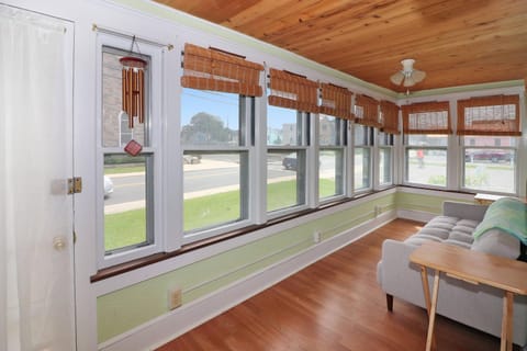 Lottie's Lookout - In town; Pet friendly; Fire pit! House in Chincoteague Island